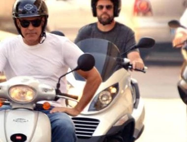 Σοβαρό τροχαίο για τον Τζορτζ Κλούνεϊ -Τράκαρε με τη μηχανή του στη Σαρδηνία